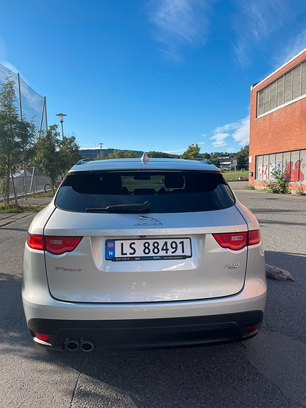 Jaguar F-PACE 13 of 28
