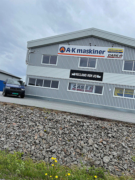 Vi har hovedkontor ved Trohaugen i Tomrefjord.