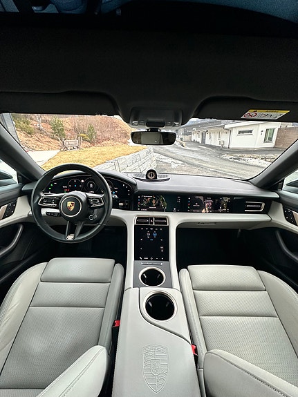 Porsche Taycan Cross Turismo 17 of 30