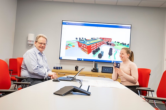 Vi har god spredning i alder og kjønn. Odd som grunnla selskapet i 1987,  han sitter her sammen Carharina. Hun er en av 8 kvinner i selskapet