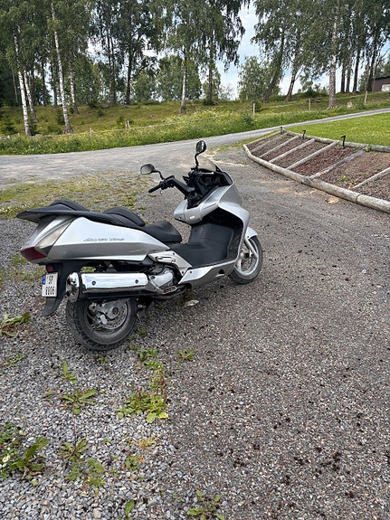 Honda FJS 600 Silver Wing 2 of 5