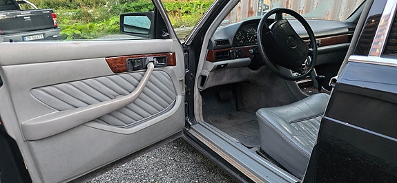 Mercedes-Benz 560 SEL 15 of 28