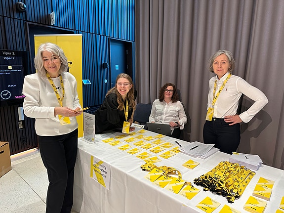 KrFs ansatte bidrar med praktisk arbeid på kurs og konferanser