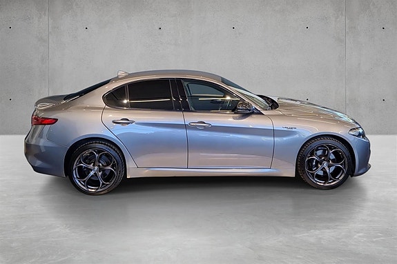 Alfa Romeo Giulia 2 of 5