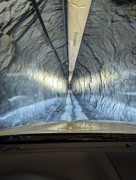 Arbeid i tunnel til vannkraftverk.