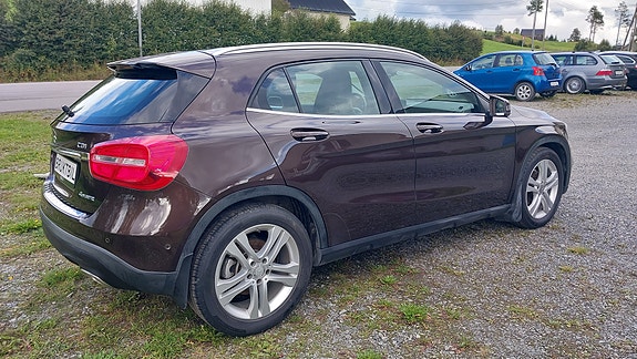 Mercedes-Benz GLA220 3 of 5