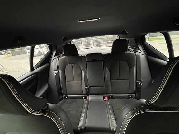 Volvo XC40 4 of 12