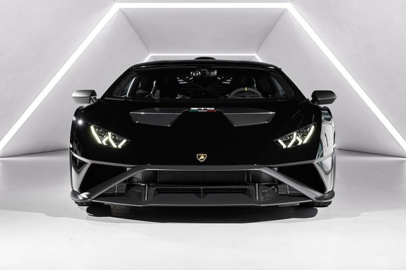 Lamborghini Huracan 3 of 5