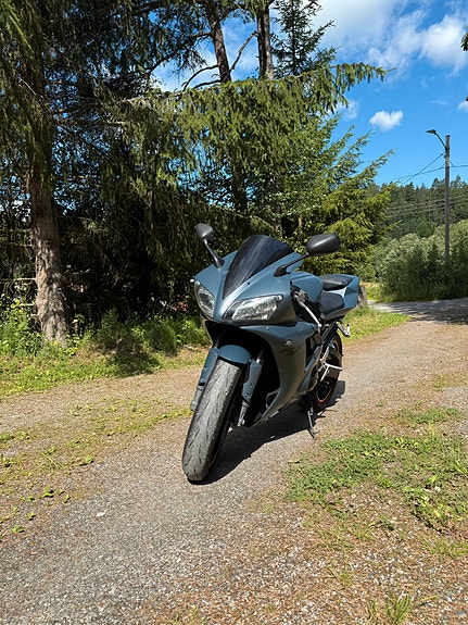 Yamaha R1 4 of 5