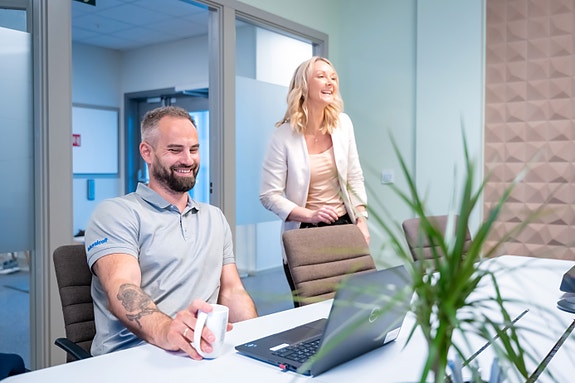 Stian og Runa ønsker en ny kollega velkommen til kontoret i Alta.