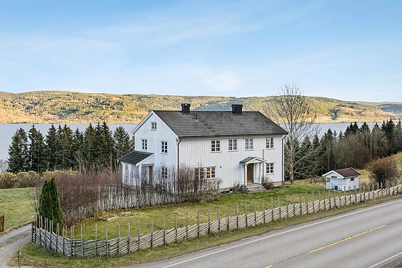 Huset er nylig renovert og fremstår lyst og moderne, med jordvarme som gir en behagelig og miljøvennlig oppvarming. Bildet er dessverre noe utdatert, men boligen oppleves som både stilfull, innbydende og svært trivelig