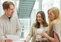 Tre kollegaer som ser på noe sammen