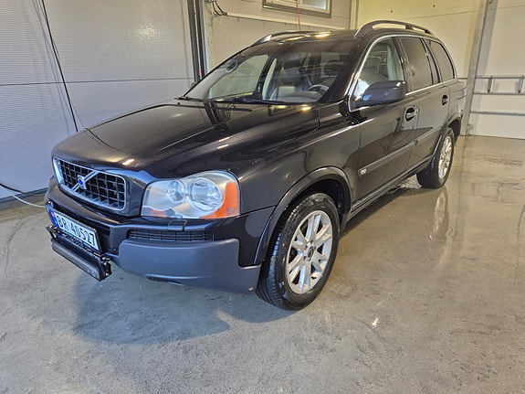 Volvo XC90 2 of 9