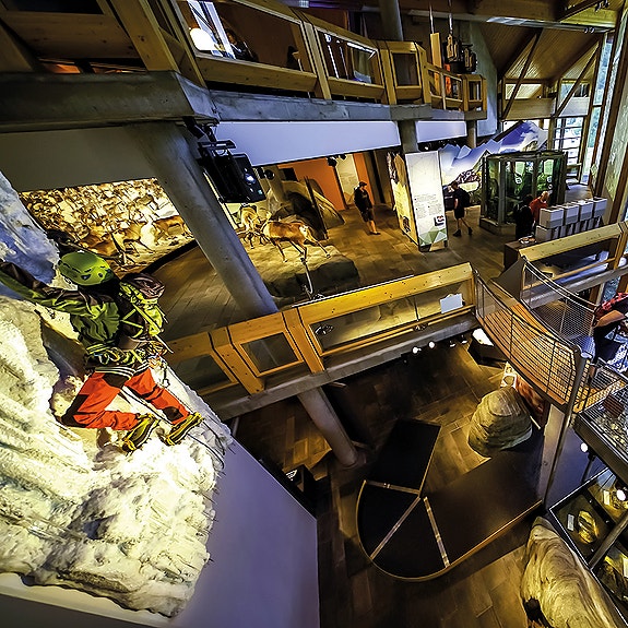 3 etasjer med utstillinger om norsk natur, klima og miljø