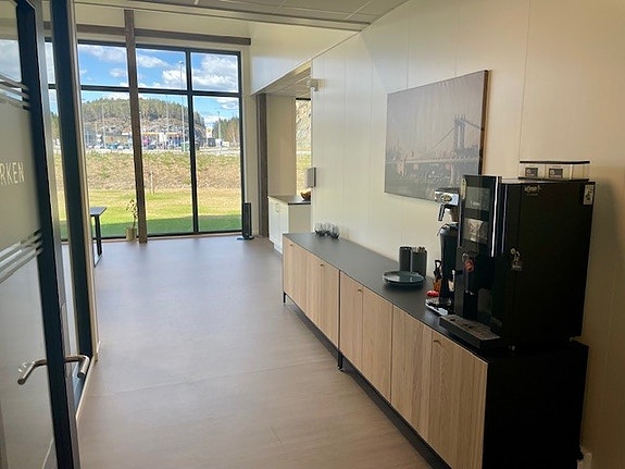 Kantine for felles lunsj skaper godt arbeidsmiljø både innad og på tvers av bedriftene.