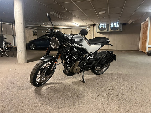 Husqvarna Vitpilen 401 2 of 9