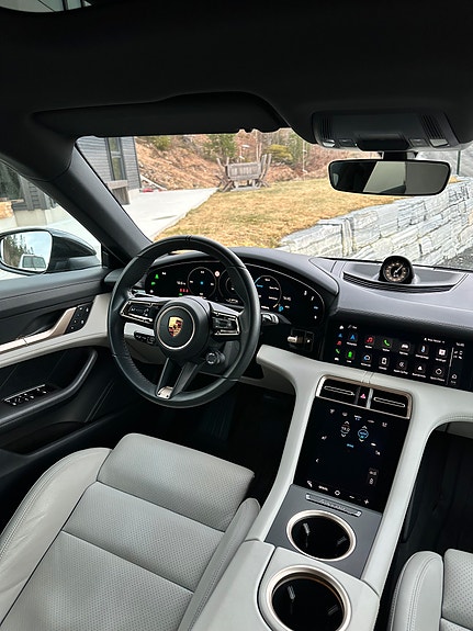 Porsche Taycan Cross Turismo 16 of 30