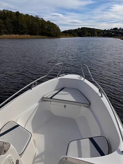 Lettkjørt og stødig båt leies ut med alt du trenger! Kartplotter, bergkiler osv 3 of 4