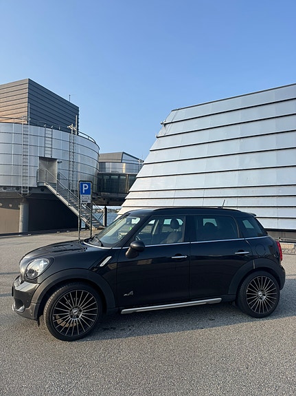 MINI Countryman Cooper D 2 of 5