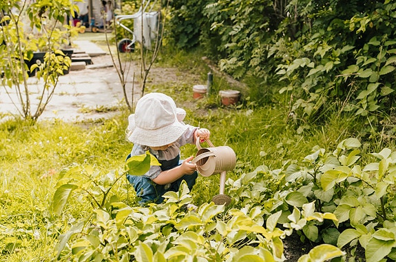 Vi har egen kjøkkenhage og drivhus, dyrker egen mat og lager alt fra bunnen av som serveres til barna!
