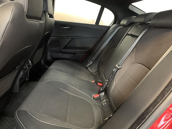 Jaguar XE 21 of 24