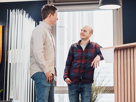 Gitarkameratene Ken og Jens fra VVS- og elektro avdelingen diskuterer noter og unoter i resepsjonen :-)