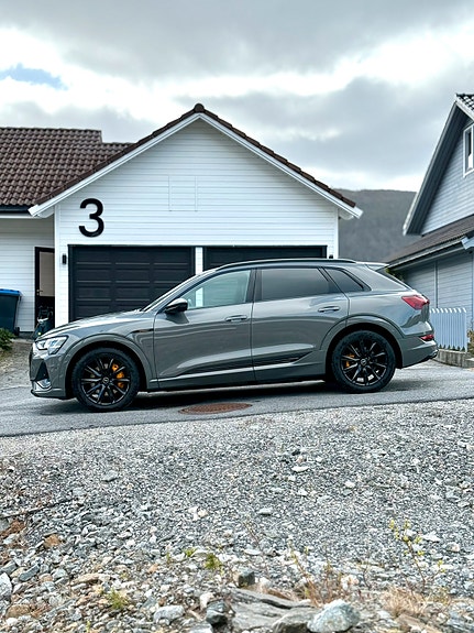 Audi e-tron 4 of 30