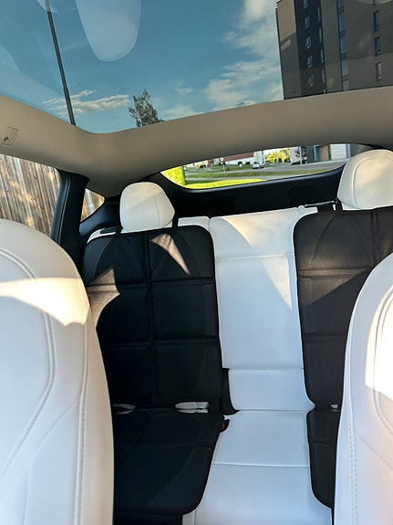 Tesla Model Y 10 of 30