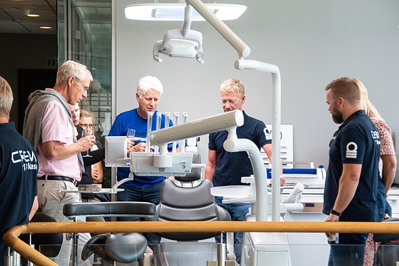 Selgerne Trygve og Ørjan viser frem unit til kunder