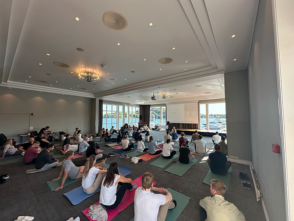 Gjengen klar for morgen yoga fra sommerfest på Havna Hotel på Tjøme i år 🧘 ♂️