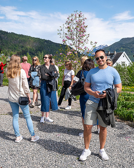 Ansatte på utflukt til Balestrand.