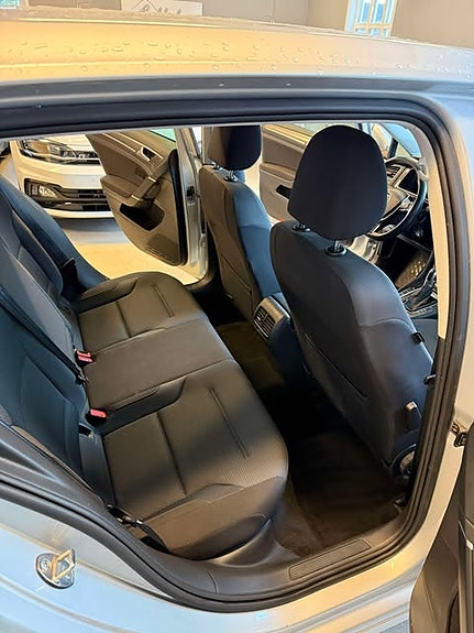 Volkswagen e-Golf VII 10 of 19