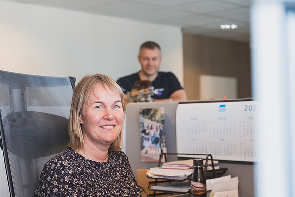 Unn Hege trekker fram utfordrende arbeidsoppgaver og samarbeid på tvers av selskapene som det beste med å jobbe for Alut og Alta Kraftlag. Foto: Filmmark
