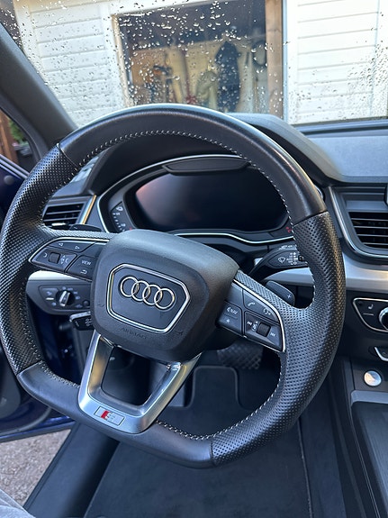 Audi Q5 2 of 17
