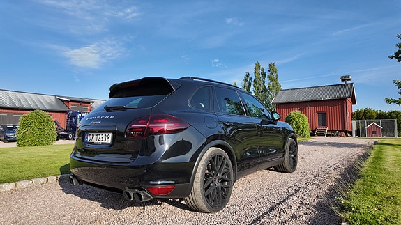 Porsche Cayenne 3 of 5