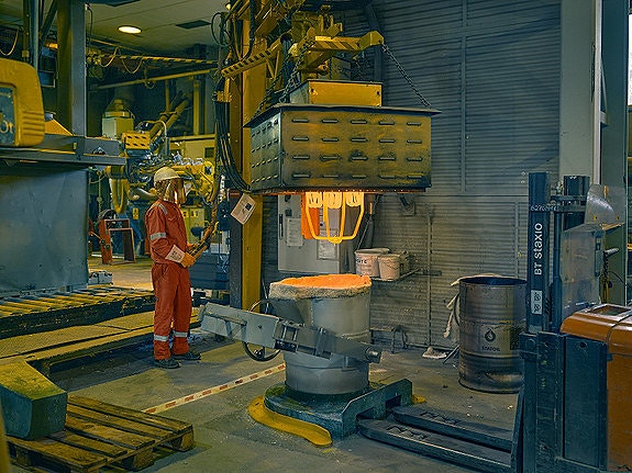 Flytende bronse, ca. 1300 grader Celsius