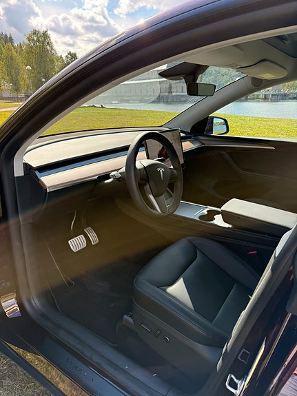 Tesla Model Y 12 of 23