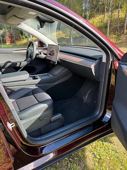 Tesla Model Y 19 of 23