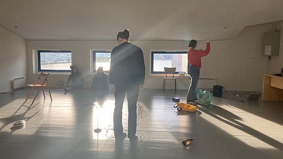 Bilde fra Studio Kaien, under arrangement Lunsj og Dansekunst. Dansekunstner på bildet er Oda Brekke.