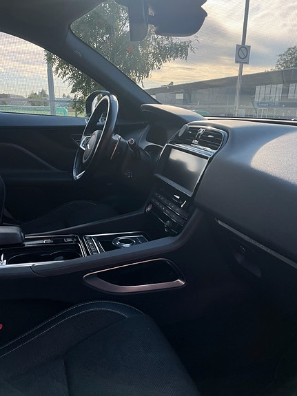 Jaguar F-PACE 27 of 28