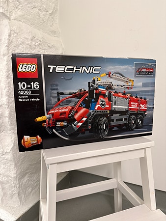 LEGO Technic 42068 Flyplassredningskjøretøy (Forseglet)