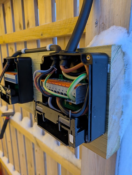 Ladeanlegg for snøscooter.