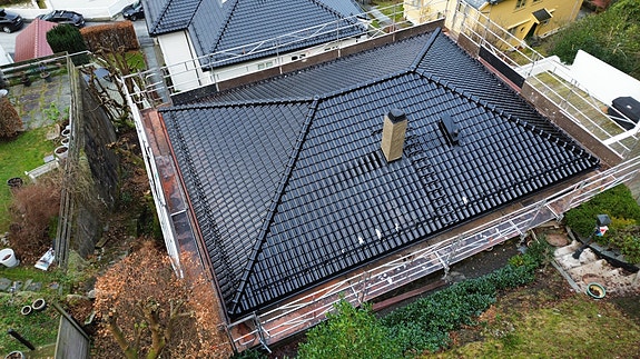 En enkel men flott enebolig med ny Hollandsk glasert takstein