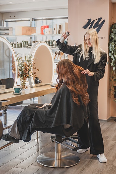 Som ansatt hos oss blir du også kollega med våre frisører.  Vi er en av Hamars ledende salonger både innen frisør og hudpleie/fotpleie/velvære.