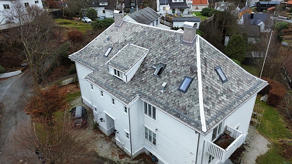 Her har vi tekket om et gammelt skifertak på Paradis