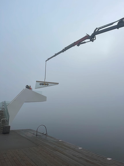 Glass monteres på stupebrett