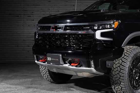 Chevrolet Silverado 3 of 5