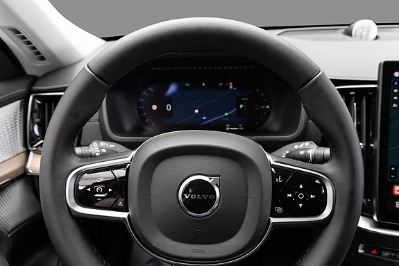 Volvo XC90 14 of 26