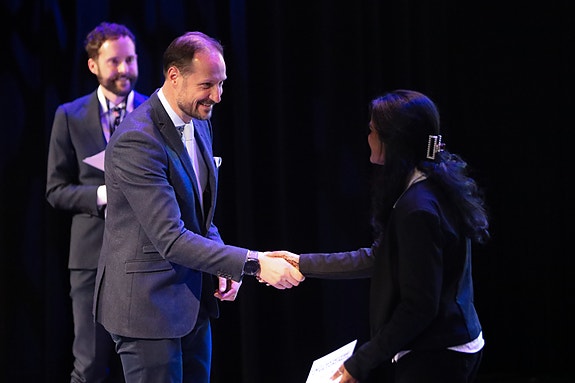 H.K.H. Kronprins Haakon er Konkurransen Unge Forskere sin høye beskytter og delte ut priser på finalen i 2024. Foto: Kjell Erik Egeland/AYF