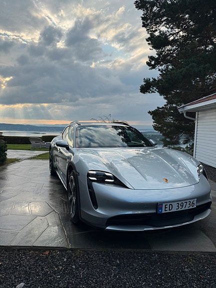 Porsche Taycan 2 of 5